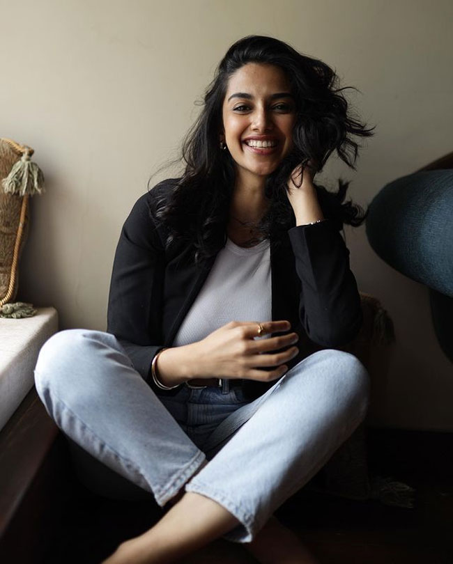 Staggering Poses of Meenakshii Chaudhary In Black Outfit